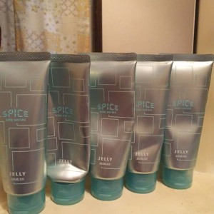ほとんど中身のないヘアジェル。本人曰く「まだ残ってる切って使う」と️お願いします早く棄ててください