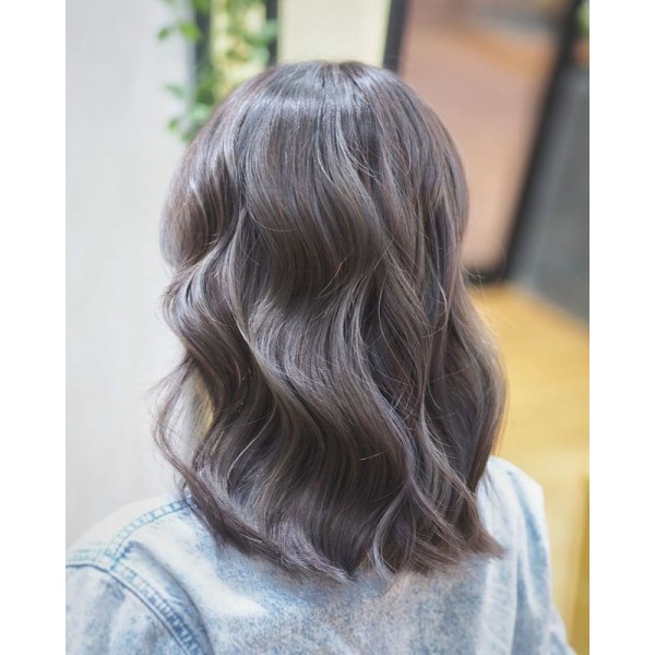 สีผมเทา Charcoal พร้อม Highlight ช่วยปรับลุคให้ดูเท่ มีสไตล์ ที่ใครเห็นต้องเหลียวแน่นอนค่า ใครสนใจปรับลุค นับวันรอหลังโควิดได้เลยค่า 