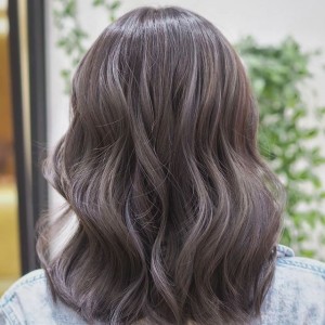 สีผมเทา Charcoal พร้อม Highlight ช่วยปรับลุคให้ดูเท่ มีสไตล์ ที่ใครเห็นต้องเหลียวแน่นอนค่า ใครสนใจปรับลุค นับวันรอหลังโควิดได้เลยค่า 